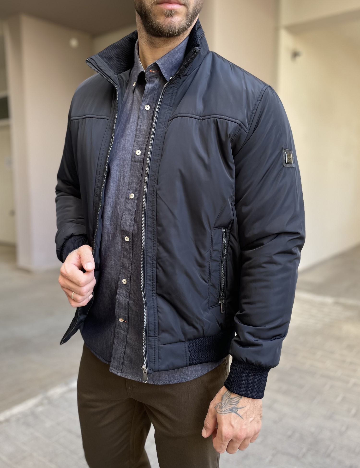 Ανδρικό μπλε μπουφάν με γιακά και λάστιχο HM264044B φωτογραφία